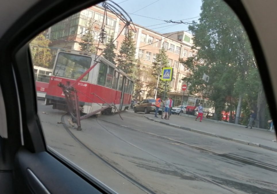 В Саратове из-за аварии встали 4 трамвайных и 3 троллейбусных маршрута