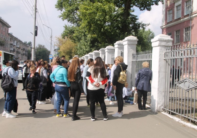 В Саратове впервые в учебном году пришлось эвакуировать ряд школ https://www.vzsar.ru