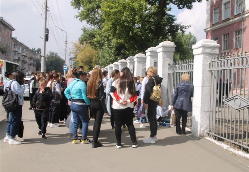 В Саратове эвакуируют школы из-за поступивших угроз saratov.bezformata.com