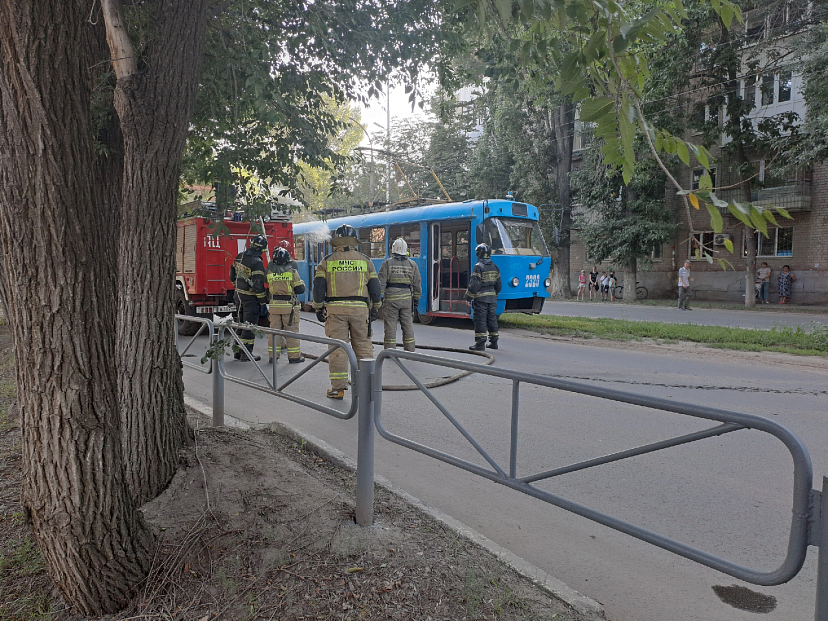 В Саратове на видео попало возгорание вагона трамвая https://sarnovosti.ru