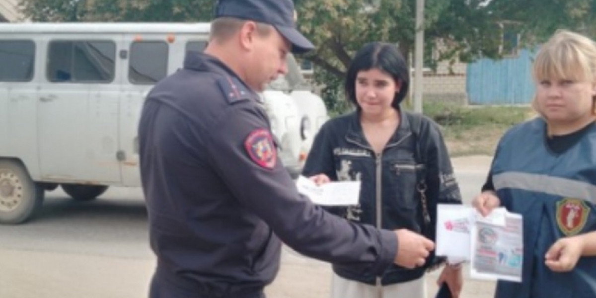 В саратовском Заволжье полицейские рассказывали горожанам, как не стать жертвой телефонных мошенников https://64.xn--b1aew.xn--p1ai/