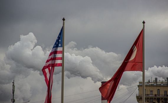 Буферная зона в несколько сотен миль минимизировала поток мигрантов из Мексики, заявил американист